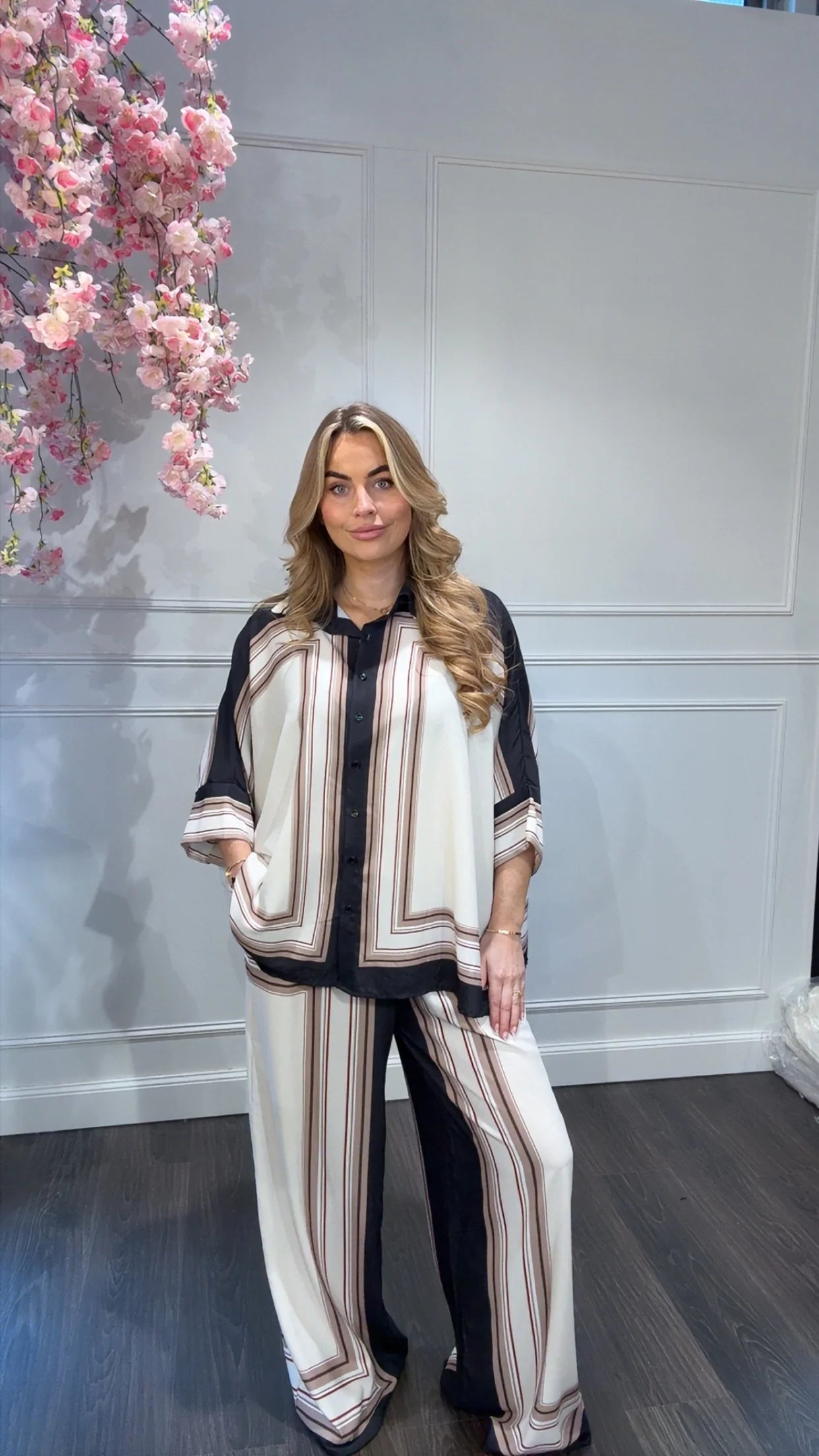 Ensemble Satin Rayé – Élégance Intemporelle